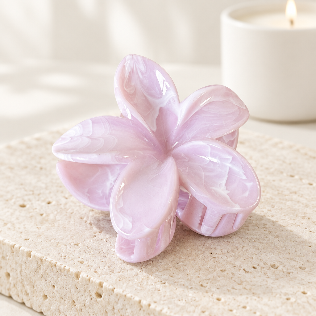 Blossom Marble – zartrosa Blumen-Haarklammer mit Marmoroptik