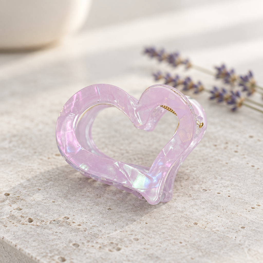 Fairy Pearl – pastellviolette Herz-Haarklammer mit schimmernder Perlmuttoptik