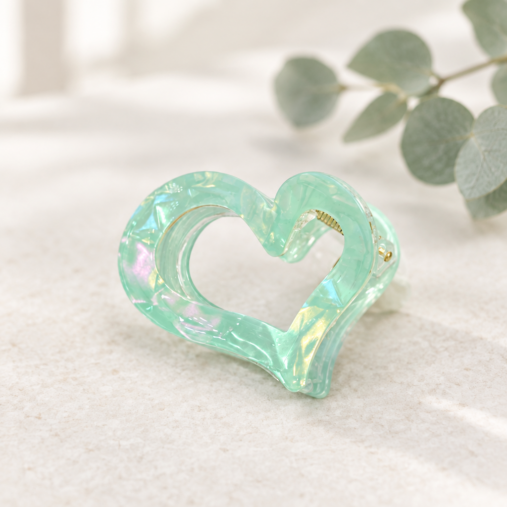 Mint Pearl – pastellgrüne Herz-Haarklammer mit schimmernder Perlmuttoptik