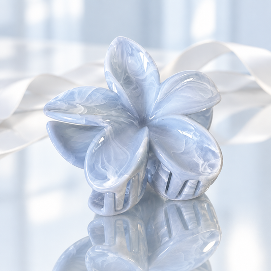 Blue Blossom Marble – pastellblaue Blumen-Haarklammer mit Marmoroptik