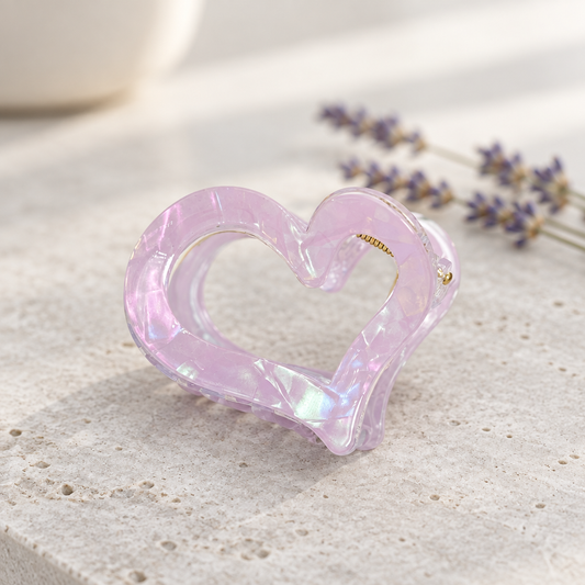 Fairy Pearl – pastellviolette Herz-Haarklammer mit schimmernder Perlmuttoptik