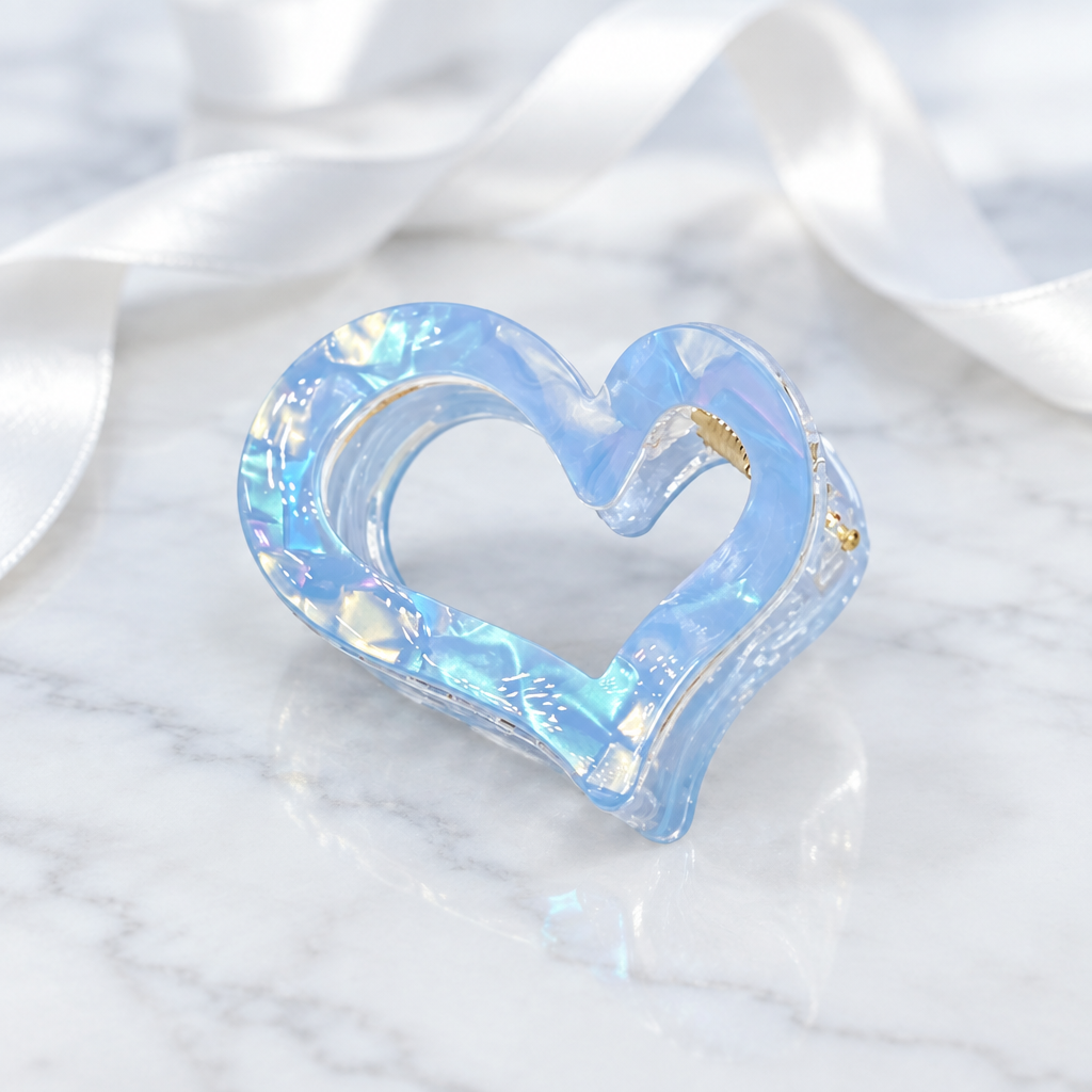 Ice Pearl – pastellblaue Herz-Haarklammer mit schimmernder Perlmuttoptik