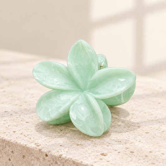 Mint Blossom Marble – pastellgrüne Blumen-Haarklammer mit Marmoroptik