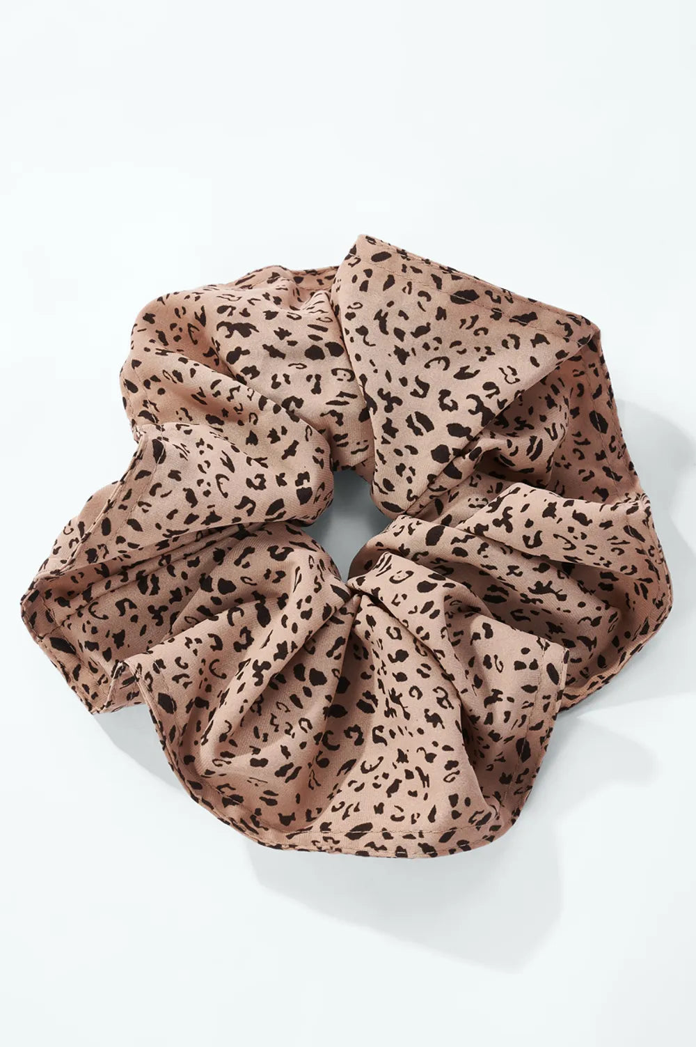 Camel Safari Scrunchie – Braunes Leoparden-Scrunchie