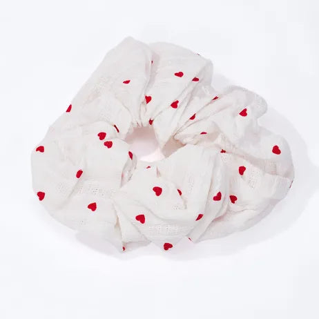 Sweetheart Scrunchie – Weißes Haargummi mit roten Herzchen