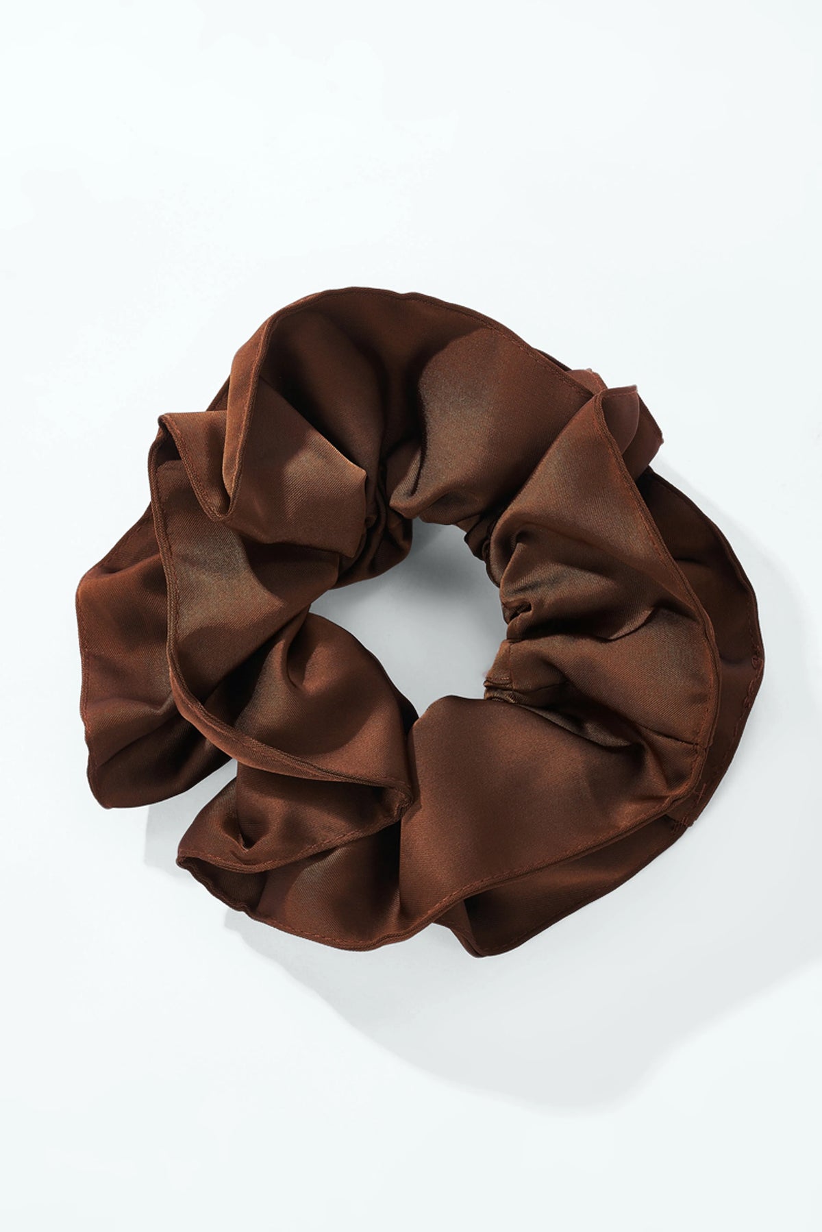 Chocolate Dream Scrunchie – Dunkelbraunes Satin-Haargummi