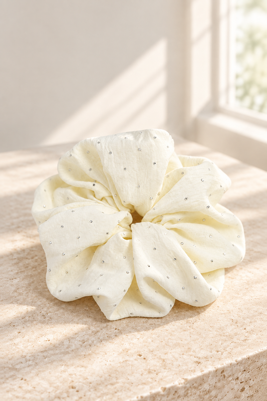 Diamond Cloud XXL-Scrunchie im Hochformat mit erweitertem Hintergrund