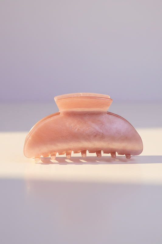 Blush Pearl Clip auf hellem Untergrund mit pastell-violettem Lichtschimmer