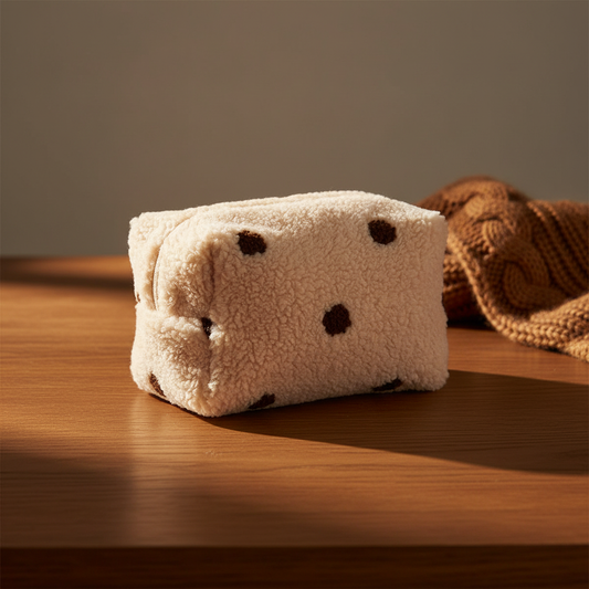 Honey Teddy Bag auf Eichenholz mit Strickschal im Hintergrund