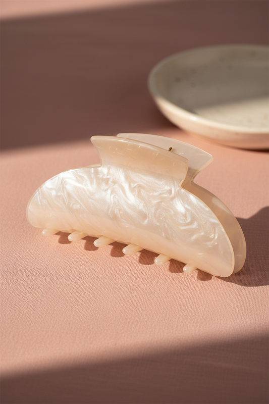 Pure Pearl Clip auf zartrosa Leinenstoff mit cremefarbener Schmuckschale im Hintergrund